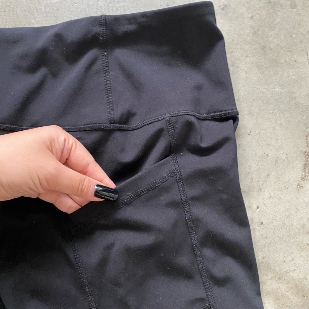 Black yogalicious biker shorts with pockets size small - Picture 4 of 4